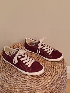 NWOT TAOS Womens T Soul Star Burst Burgundy‎ Canvas  Athleisure Low Sneakers 6.5